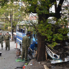 ACCIDENTE. El motorizado se llev por delante a dos vehculos y termin impactando con una tubera, lo que provoc una fuga de gas.